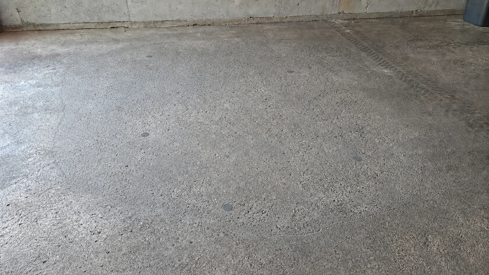 Même dalle de garage remise à niveau et fissure refermée après injection de résine expansive
