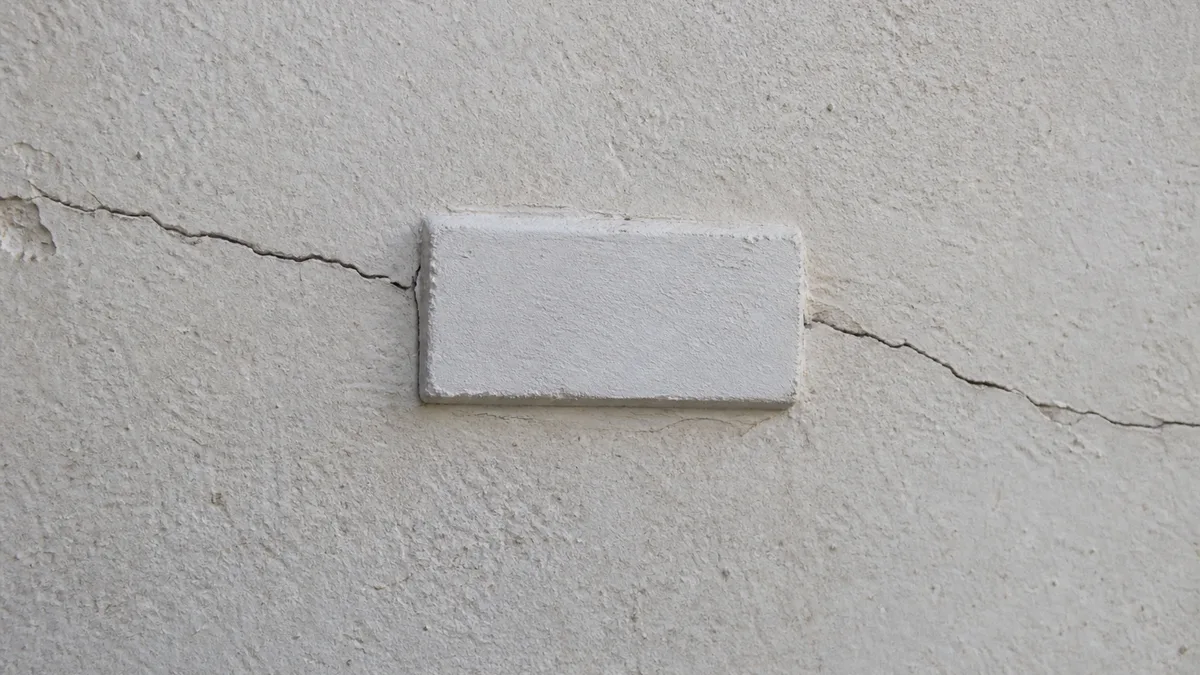 Témoin de plâtre posé sur une fissure de mur pour suivre son évolution dans le temps