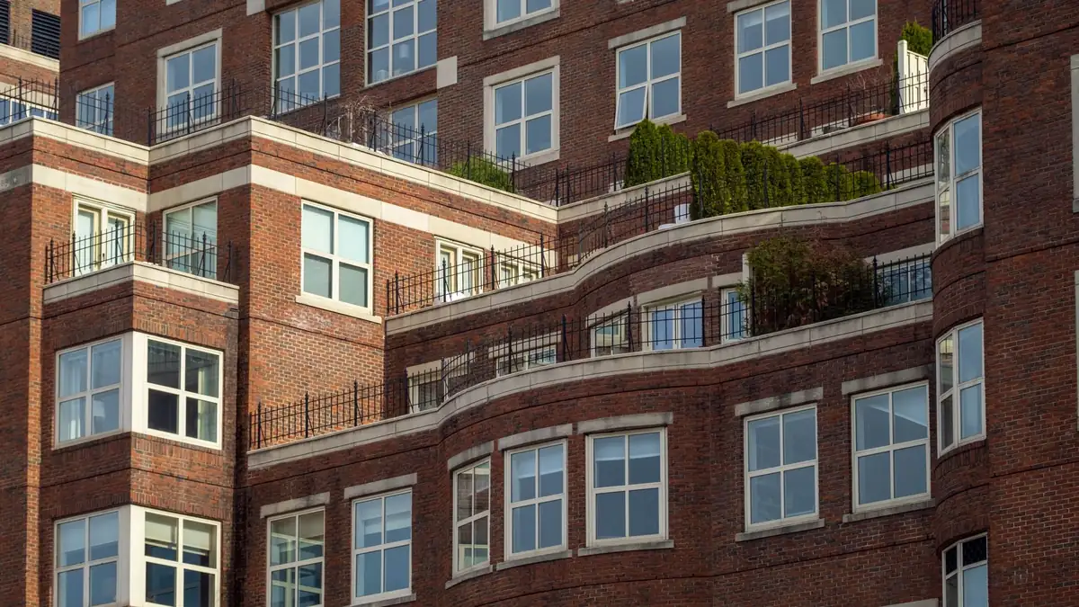 Façade d'immeuble avec mur mitoyen partagé entre plusieurs logements en copropriété