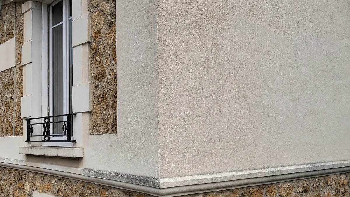 Angle d'un mur de façade en meulière sans fissure visible, avant le début du chantier voisin