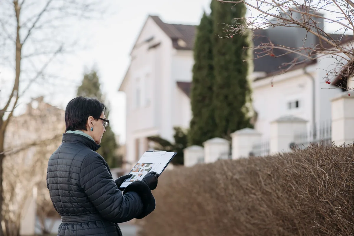 Vérification des plans d'une maison avant achat pour détecter un éventuel vice caché