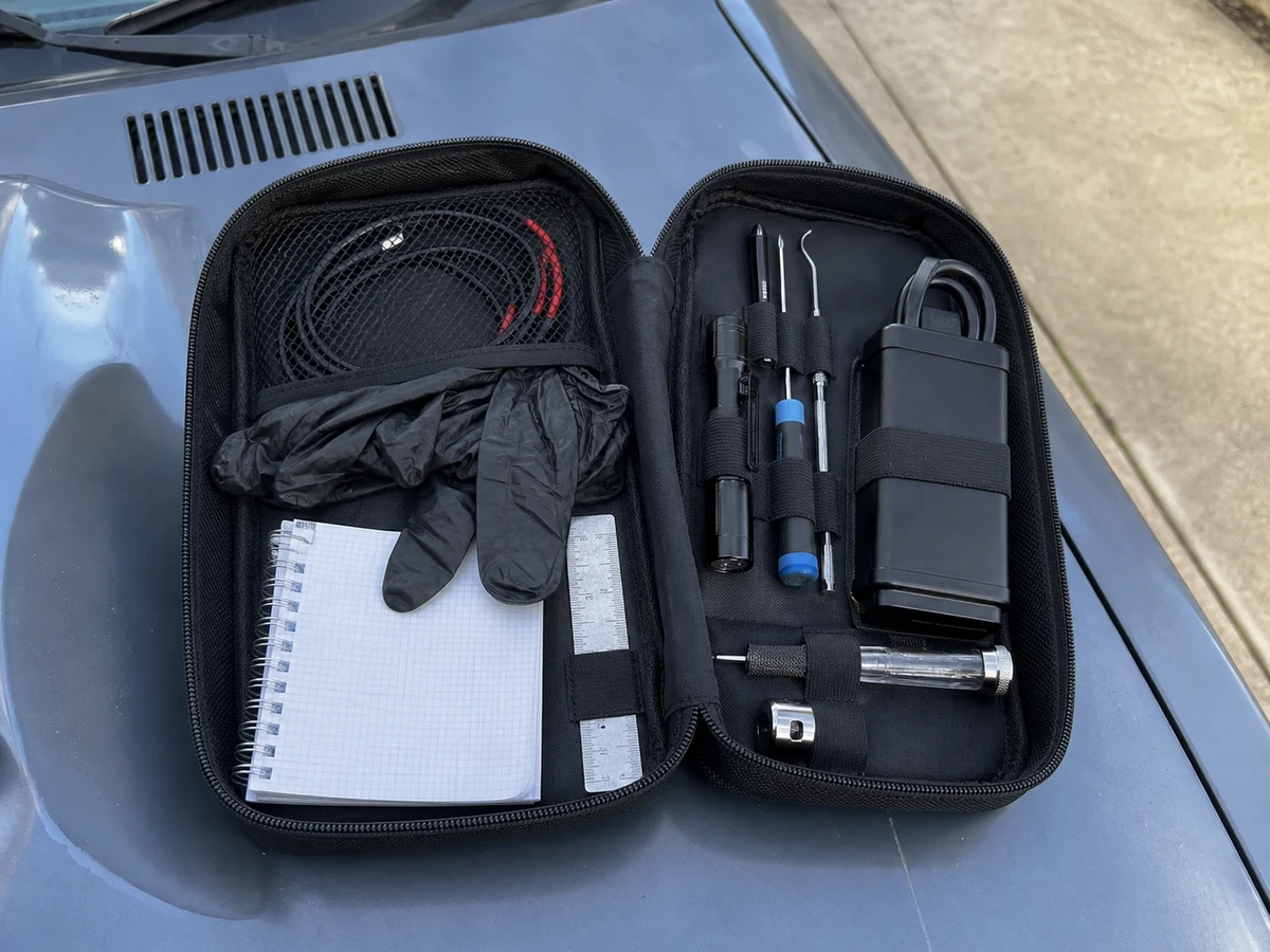Trousse à outils de diagnostic ouverte avec le petit matériel d'expertise