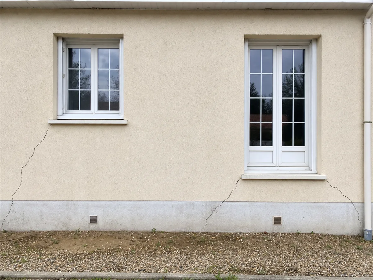 Fissures saisonnières récurrentes en façade sur sol argileux, avant consolidation