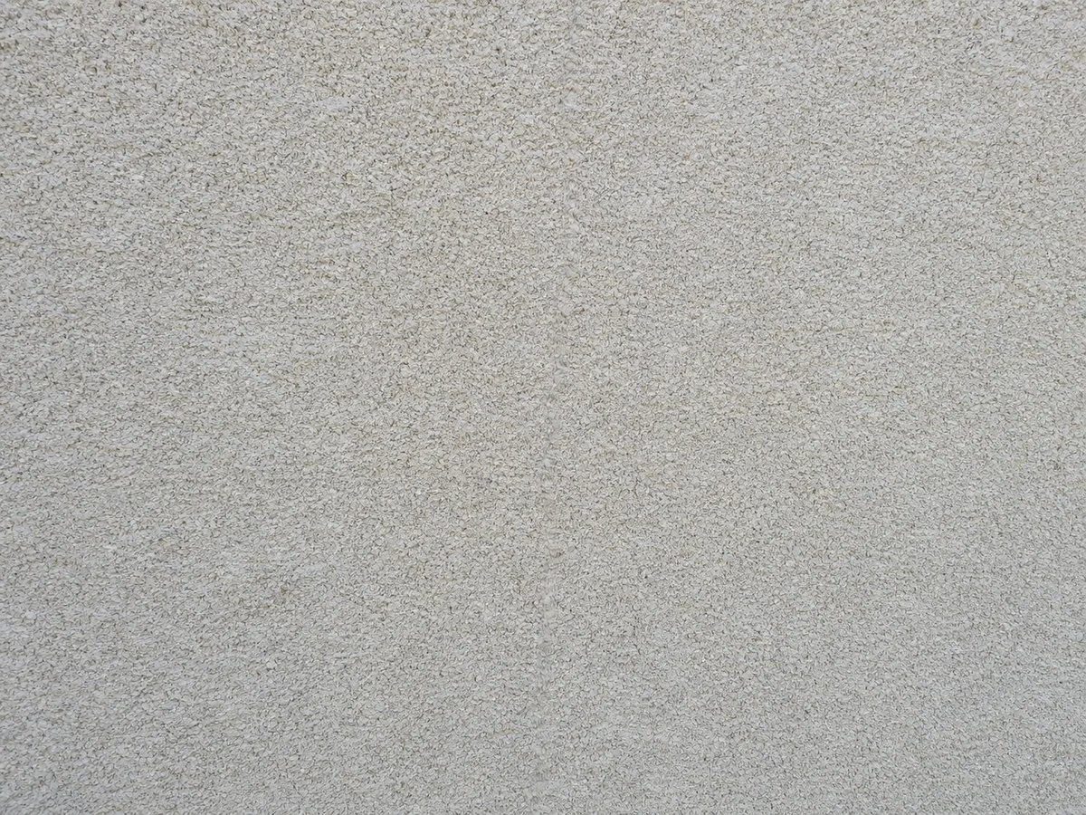 Même portion de mur après application du mortier souple de réparation, lissage et reprise de peinture