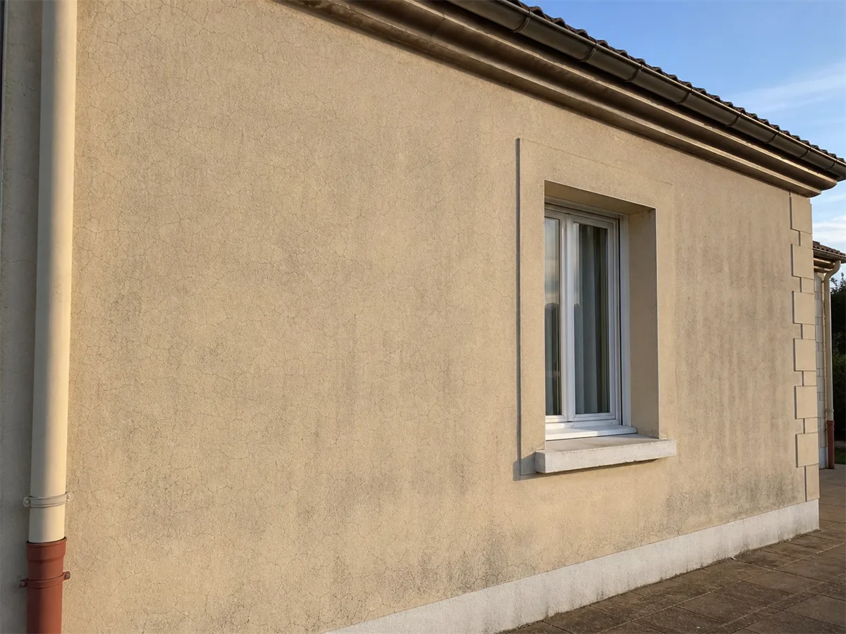 Façade présentant un réseau de faïençage sous la lumière du soir, avant traitement par peinture réfléchissante
