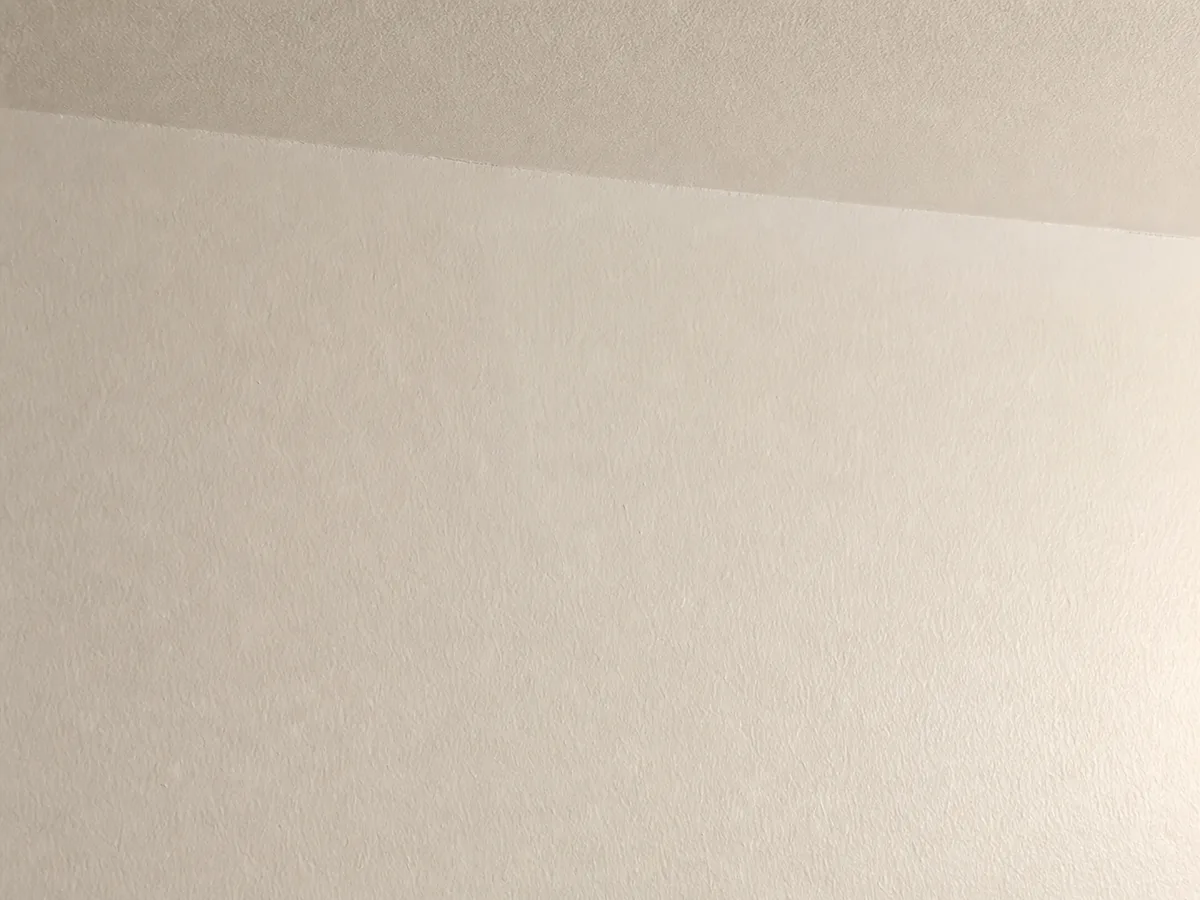 Même mur intérieur après rebouchage à l'enduit, ponçage et reprise de peinture
